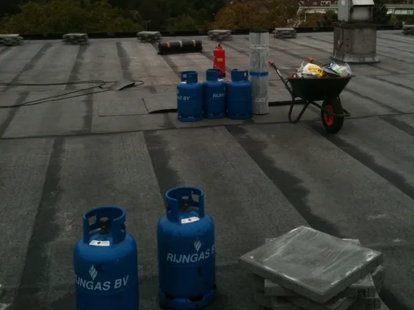 Renovatie van een groot plat dak met bitumen.