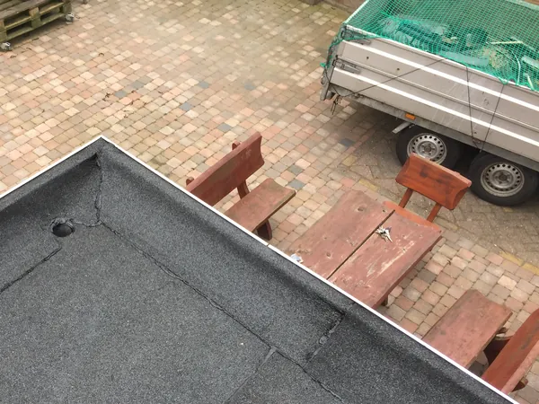 Opstand en hoek in bitumen, met de afvoer ingewerkt.