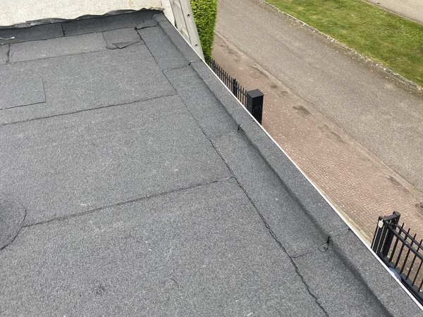 Gebrande naden en opstanden op een plat dak.