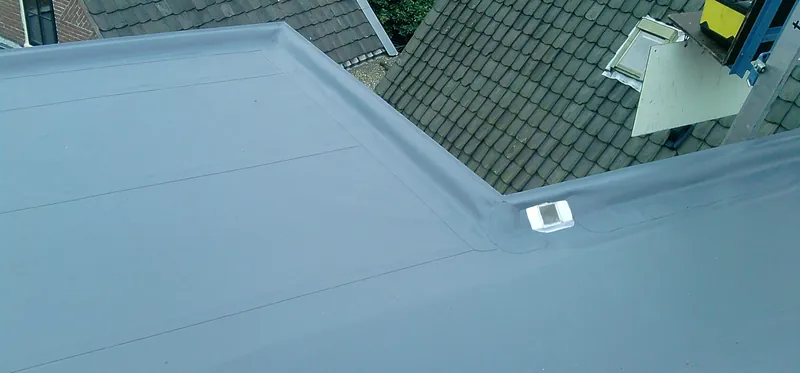 Afgewerkt PVC-dak met opstanden en hemelwaterafvoer; de naden worden met hete lucht gelast.