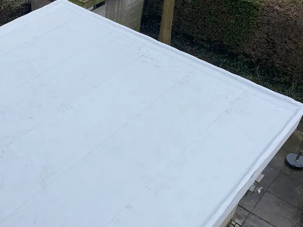 Licht PVC-dak op een aanbouw.