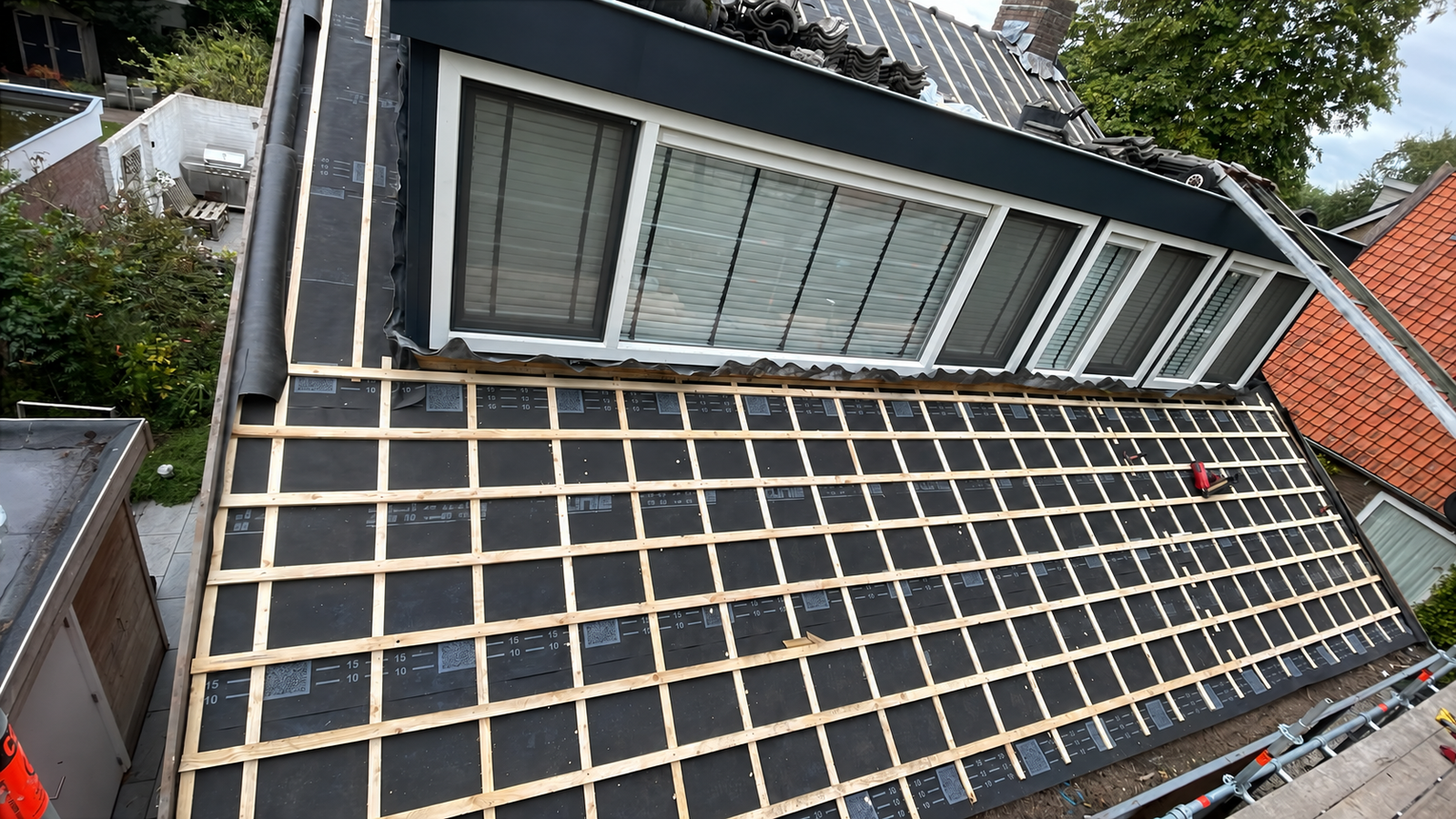 Pannendak tijdens renovatie, met onderdakfolie en nieuwe panlatten.